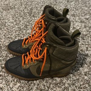 Women’s size 9 Nike dunk boot with gum colored bottom (no box)